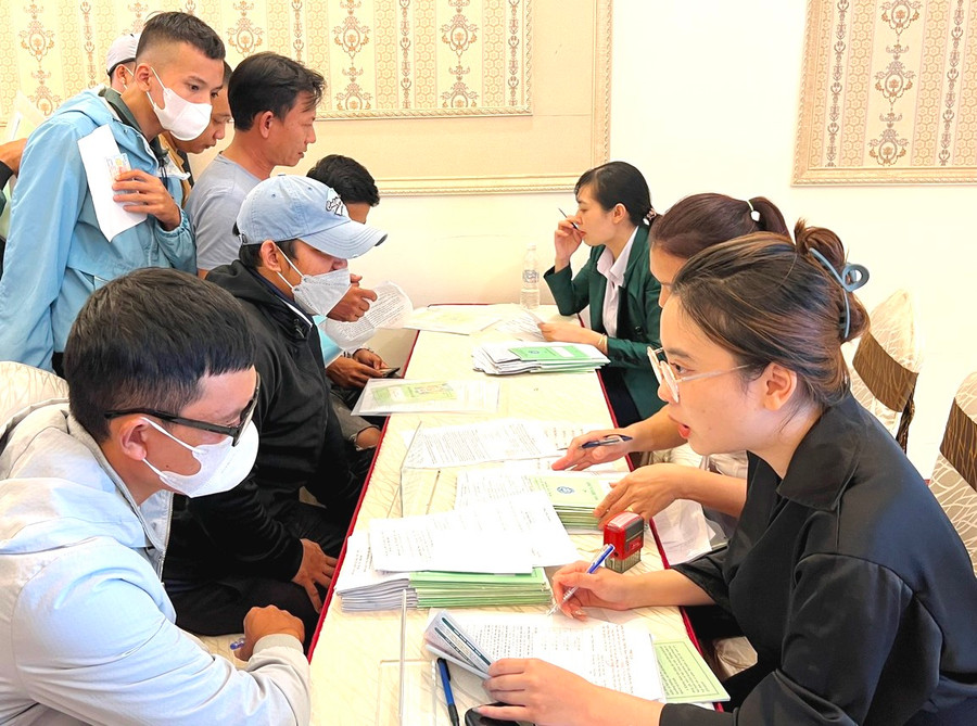 Lao động được cán bộ Trung tâm Dịch vụ việc làm tư vấn chính sách bảo hiểm thất nghiệp, nhận quyết định hưởng trợ cấp thất nghiệp tại hội nghị. Ảnh: Đinh Yến Lao động được cán bộ Trung tâm Dịch vụ việc làm tư vấn chính sách bảo hiểm thất nghiệp, nhận quyết định hưởng trợ cấp thất nghiệp tại hội nghị. Ảnh: Đinh Yến