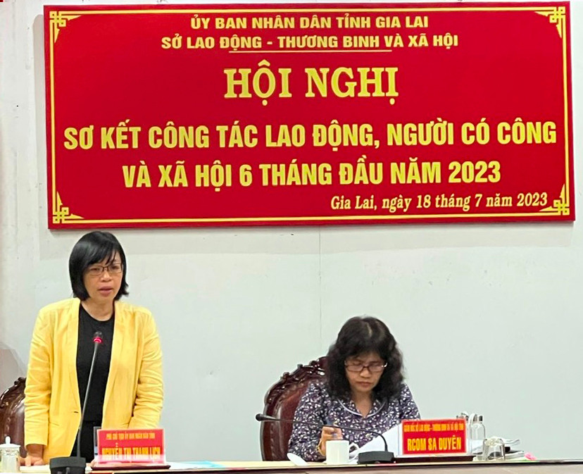 Phó Chủ tịch UBND tỉnh Nguyễn Thị Thanh Lịch (đứng) và Giám đốc Sở Lao động-Thương binh và Xã hội Rcom Sa Duyên chủ trì hội nghị. Ảnh: Đinh Yến