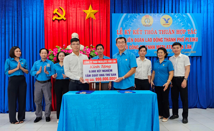 Công ty TNHH Medlatec Đăk Lăk tặng xét nghiệm tầm soát ung thư gan cho đoàn viên công đoàn Pleiku. Ảnh: Bá Bính Công ty TNHH Medlatec Đăk Lăk tặng xét nghiệm tầm soát ung thư gan cho đoàn viên công đoàn Pleiku. Ảnh: Bá Bính