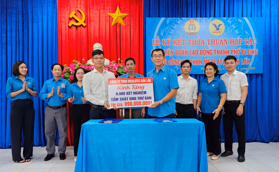 Công ty TNHH Medlatec Đăk Lăk tặng xét nghiệm tầm soát ung thư gan cho đoàn viên công đoàn Pleiku. Ảnh: Bá Bính