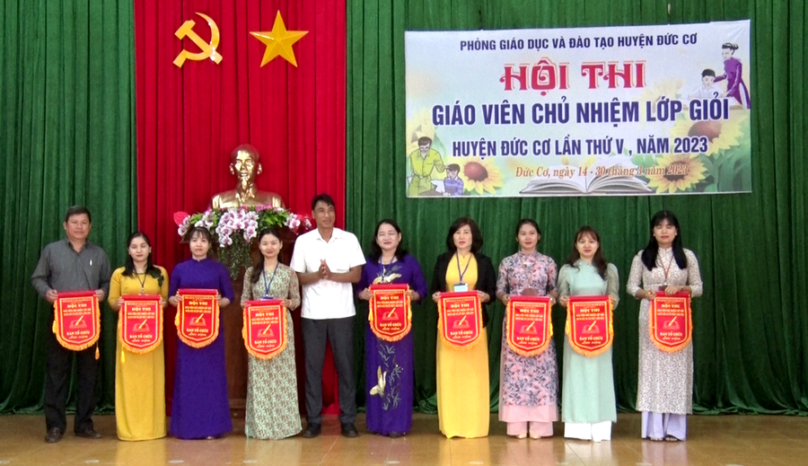 Ban tổ chức trao cờ luân lưu cho các thí sinh tham gia hội thi. Ảnh: Đinh Yến Ban tổ chức trao cờ luân lưu cho các thí sinh tham gia hội thi. Ảnh: Đinh Yến