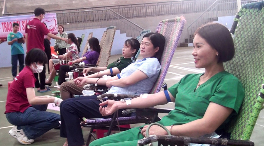 Cán bộ, đoàn viên, hội viên và người dân huyện Đức Cơ tích cực hiến máu tình nguyện. Ảnh: Mỹ Duyên