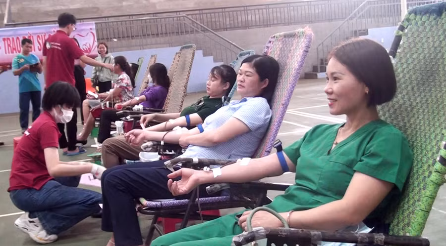 Cán bộ, đoàn viên, hội viên và người dân huyện Đức Cơ tích cực hiến máu tình nguyện. Ảnh: Mỹ Duyên
