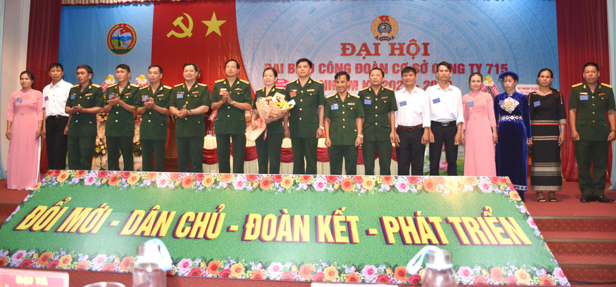 Ban Chấp hành Công đoàn cơ cở Công ty 715 khóa mới và đoàn đại biểu đi dự Đại hội cấp trên ra mắt. Ảnh: Đinh Yến Ban Chấp hành Công đoàn cơ cở Công ty 715 khóa mới và đoàn đại biểu đi dự Đại hội cấp trên ra mắt. Ảnh: Đinh Yến