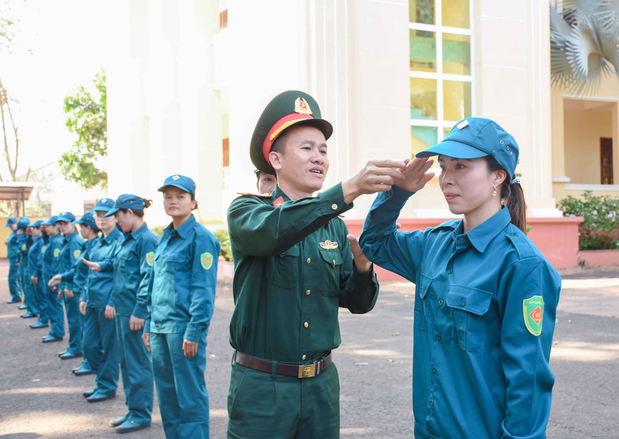 Huấn luyện cho lực lượng tự vệ nữ Công ty. Ảnh. Đinh Yến Huấn luyện cho lực lượng tự vệ nữ Công ty. Ảnh. Đinh Yến