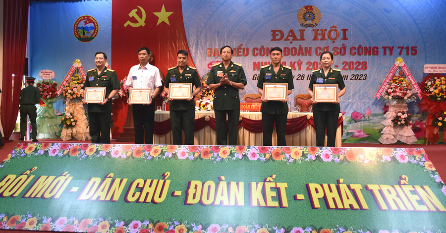 Đại tá Nguyễn Phúc Khính (thứ 3 từ phải qua) tặng giấy khen cho các tập thể. Ảnh: Đinh Yến Đại tá Nguyễn Phúc Khính (thứ 3 từ phải qua) tặng giấy khen cho các tập thể. Ảnh: Đinh Yến