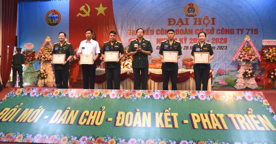 Đại tá Nguyễn Phúc Khính (thứ 3 từ phải qua) tặng giấy khen cho các tập thể. Ảnh: Đinh Yến