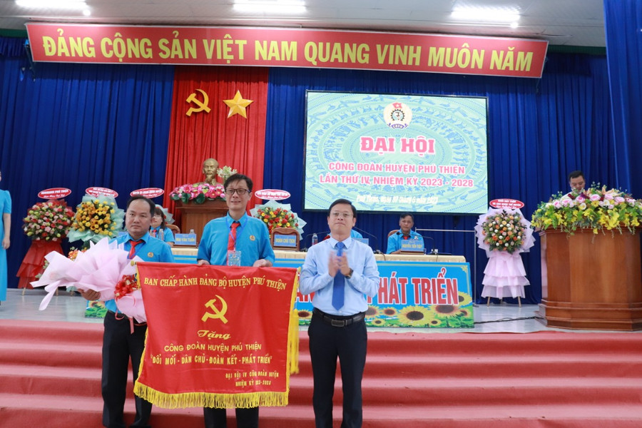 Ban chấp hành Đảng bộ huyện Phú Thiện tặng bức trướng cho Công đoàn huyện Phú Thiện với dòng chữ “Đổi mới-Dân chủ-Đoàn kết-Phát triển”. Ảnh: Mỹ Lệ Ban chấp hành Đảng bộ huyện Phú Thiện tặng bức trướng cho Công đoàn huyện Phú Thiện với dòng chữ “Đổi mới-Dân chủ-Đoàn kết-Phát triển”. Ảnh: Mỹ Lệ