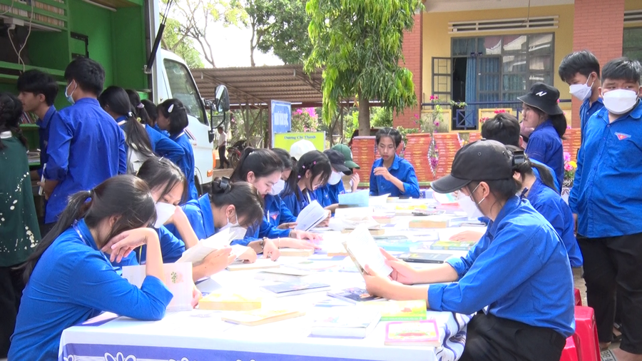 Học sinh trường THPT Tôn Đức Thắng tham gia ngày hội đọc sách. Ảnh: Đinh Yến