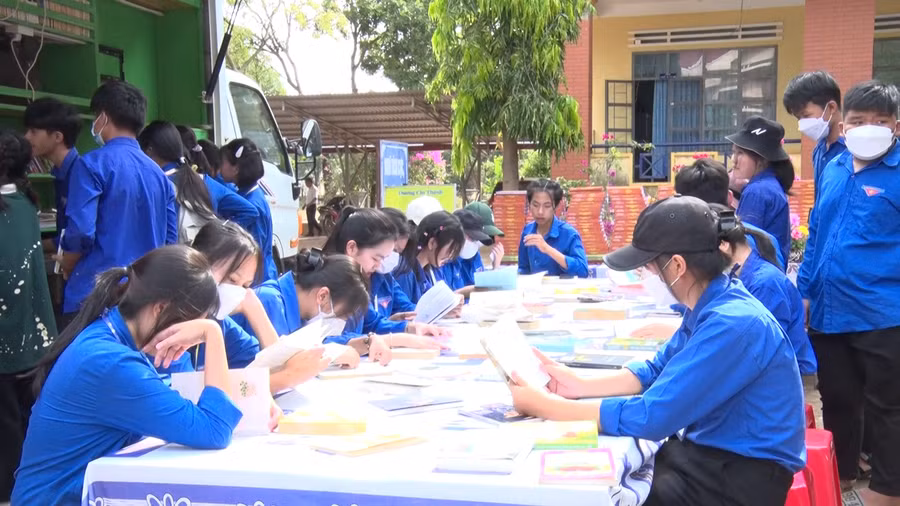 Học sinh trường THPT Tôn Đức Thắng tham gia ngày hội đọc sách. Ảnh: Đinh Yến