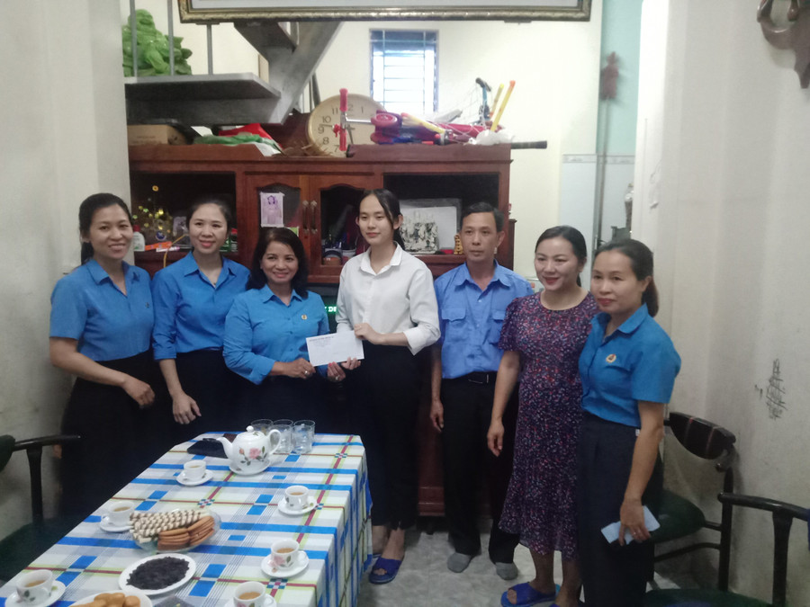 Đại diện Liên đoàn Lao động tỉnh trao học bổng từ Quỹ Xã hội từ thiện Tấm Lòng Vàng cho con công nhân lao động có hoàn cảnh khó khăn. Ảnh: Mỹ Lệ