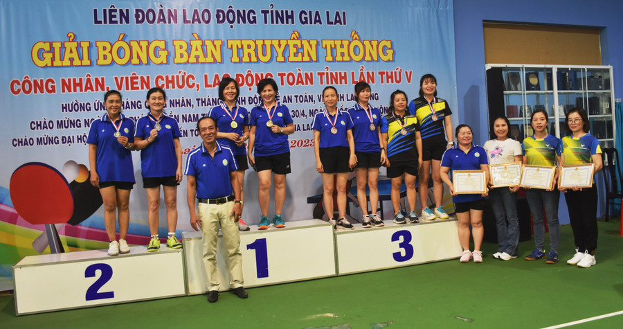 Ông Từ Văn Thắng-Chủ tịch Liên đoàn Bóng bàn Gia Lai trao giải nhất, nhì, ba và giải phong cách của nội dung đôi nữ. Ảnh. Đinh Yến Ông Từ Văn Thắng-Chủ tịch Liên đoàn Bóng bàn Gia Lai trao giải nhất, nhì, ba và giải phong cách của nội dung đôi nữ. Ảnh. Đinh Yến