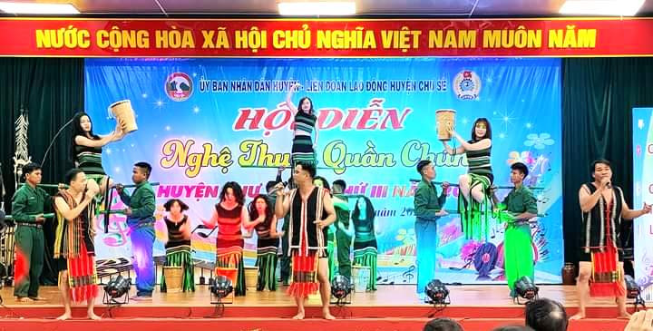 Các tiết mục được chuẩn bị công phu, kĩ lưỡng biểu diễn tại hội diễn quần chúng. Ảnh: Đinh Yến Các tiết mục được chuẩn bị công phu, kĩ lưỡng biểu diễn tại hội diễn quần chúng. Ảnh: Đinh Yến