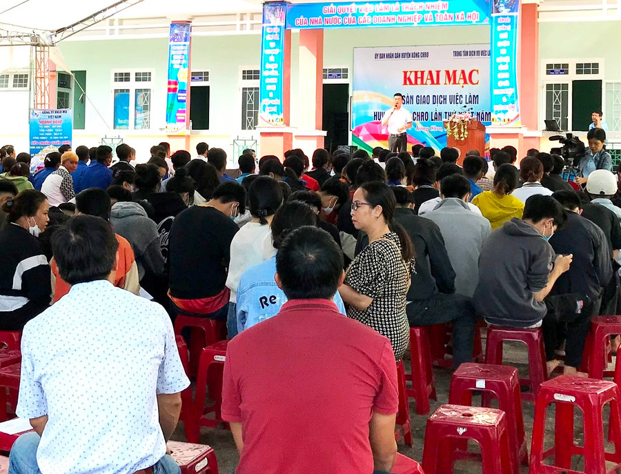 Quang cảnh Sàn giao dịch việc làm huyện Kông Chro. Ảnh: Văn Đồng Quang cảnh Sàn giao dịch việc làm huyện Kông Chro. Ảnh: Văn Đồng