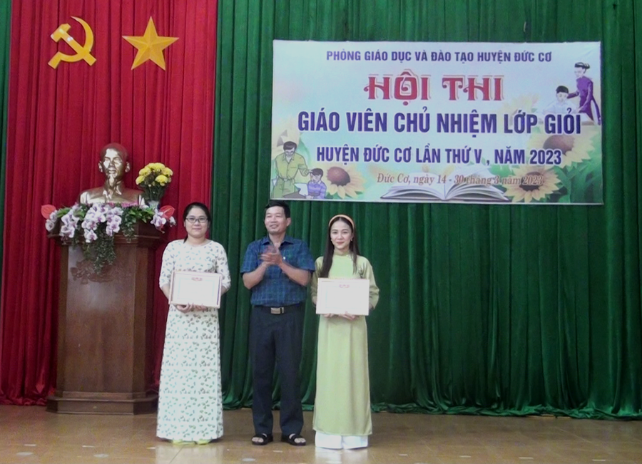 Ông Nguyễn Xuân Trường-Trưởng Phòng Giáo dục và Đào tạo huyện Đức Cơ trao giải nhất cá nhân cho 2 cô giáo đạt thành tích cao tại hội thi. Ảnh: Đinh Yến Ông Nguyễn Xuân Trường-Trưởng Phòng Giáo dục và Đào tạo huyện Đức Cơ trao giải nhất cá nhân cho 2 cô giáo đạt thành tích cao tại hội thi. Ảnh: Đinh Yến