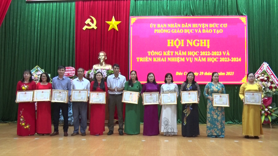 Lãnh đạo UBND huyện Đức Cơ tặng giấy khen các tập thể, cá nhân hoàn thành tốt nhiệm vụ năm học 2022-2023. Ảnh: Đinh Yến