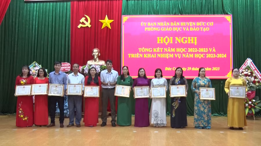 Lãnh đạo UBND huyện Đức Cơ tặng giấy khen các tập thể, cá nhân hoàn thành tốt nhiệm vụ năm học 2022-2023. Ảnh: Đinh Yến