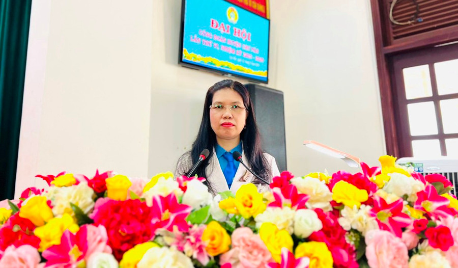 Bà Trần Lệ Nhung-Tỉnh ủy viên, Ủy viên Ban Chấp hành Tổng Liên đoàn Lao động Việt Nam, Chủ tịch LĐLĐ tỉnh Gia Lai phát biểu chỉ đạo Đại hội. Ảnh: Đinh Yến Bà Trần Lệ Nhung-Tỉnh ủy viên, Ủy viên Ban Chấp hành Tổng Liên đoàn Lao động Việt Nam, Chủ tịch LĐLĐ tỉnh Gia Lai phát biểu chỉ đạo Đại hội. Ảnh: Đinh Yến