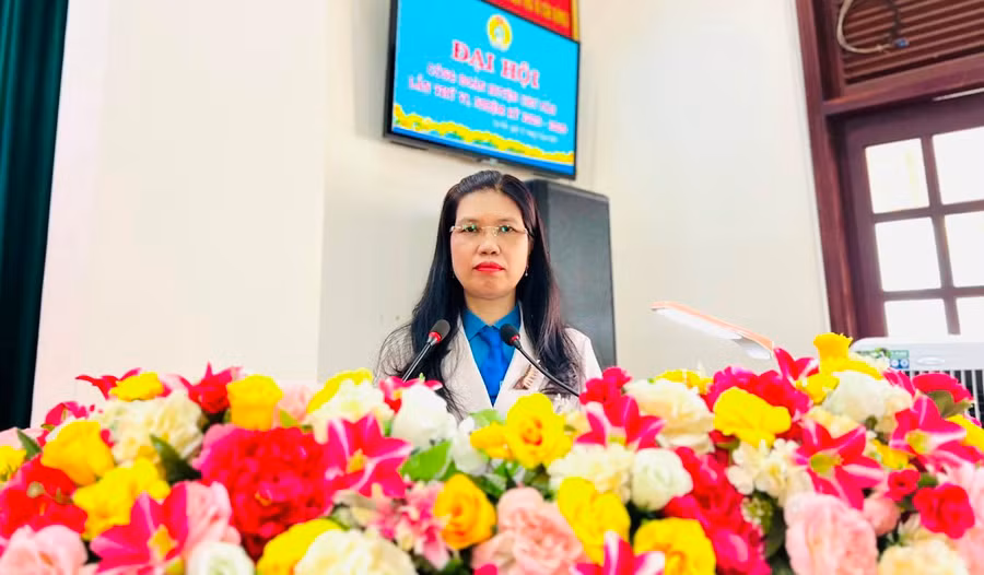 Bà Trần Lệ Nhung-Tỉnh ủy viên, Ủy viên Ban Chấp hành Tổng Liên đoàn Lao động Việt Nam, Chủ tịch LĐLĐ tỉnh Gia Lai phát biểu chỉ đạo Đại hội. Ảnh: Đinh Yến