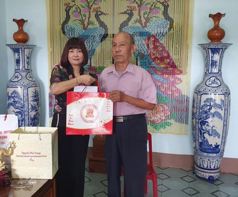 Đại diện Công đoàn Sở Lao động-Thương binh và Xã hội thăm, tặng quà ông Hoàng Lệ Kha- thương binh suy giảm khả năng lao động 81%, phường Yên Thế, TP. Pleiku. Ảnh: Đinh Yến Đại diện Công đoàn Sở Lao động-Thương binh và Xã hội thăm, tặng quà ông Hoàng Lệ Kha- thương binh suy giảm khả năng lao động 81%, phường Yên Thế, TP. Pleiku. Ảnh: Đinh Yến