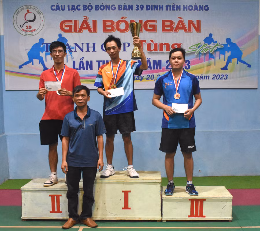 Ông Phạm Châu Tùng-Nhà tài trợ chính của Giải trao Cúp và giải nhất, nhì, ba đơn nam cho các tay vợt. Ảnh: Đinh Yến