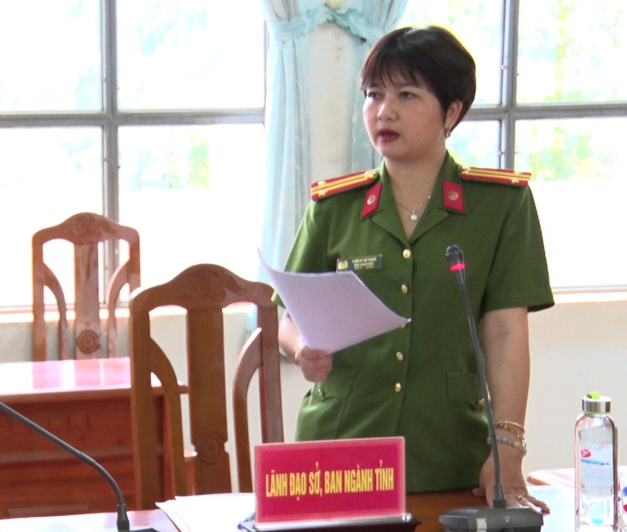 Trung tá Ksor H’Bơ Khắp-Phó Giám đốc Công an tỉnh Gia Lai làm trưởng đoàn kiểm tra việc thực hiện Đề án 06 tại huyện Đức Cơ. Ảnh: Thanh Tịnh