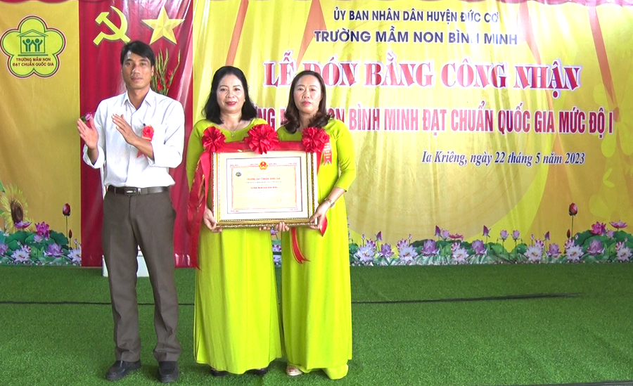 Ông Siu Luynh-Phó Chủ tịch UBND huyện Đức Cơ trao bằng công nhận đạt chuẩn quốc gia mức độ I cho Trường Mầm non Bình Minh. Ảnh: Thanh Tịnh