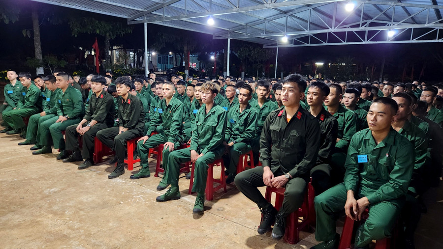 Tổ chức sinh hoạt cho các tân binh sẵn sàng lên đường nhập ngũ năm 2023. Ảnh: Đinh Yến