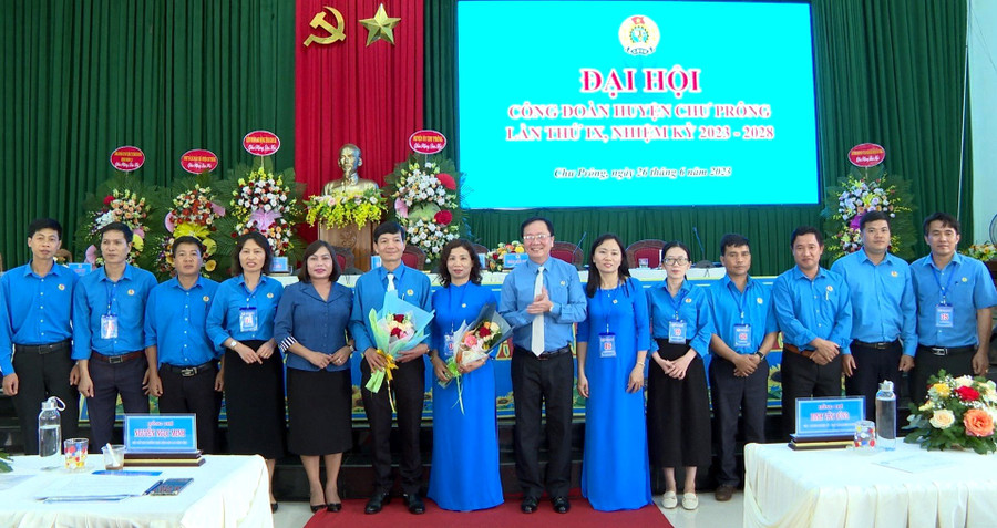 Lãnh đạo LĐLĐ tỉnh Gia Lai và Huyện ủy Chư Prông chúc mừng Ban chấp hành Công đoàn khóa IX, nhiệm kỳ 2023-2028. Ảnh: Đinh Yến