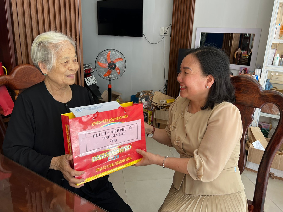Bà Phạm Thị Hoa (bìa phải)-Phó Chủ tịch Thường trực Hội LHPN tỉnh Gia Lai thăm, tặng quà gia đình chính sách Lê Thị Hiến, ở 44 Phan Đình Giót, TP. Pleiku. Ảnh: Đinh Yến