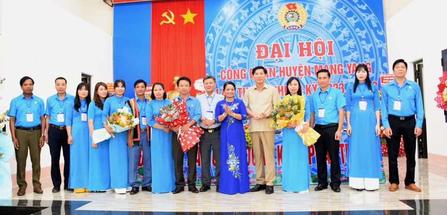 Lãnh đạo LĐLĐ tỉnh Gia Lai và Huyện ủy Mang Yang chúc mừng Ban chấp hành Công đoàn khóa V, nhiệm kỳ 2023-2028. Ảnh: Đinh Yến