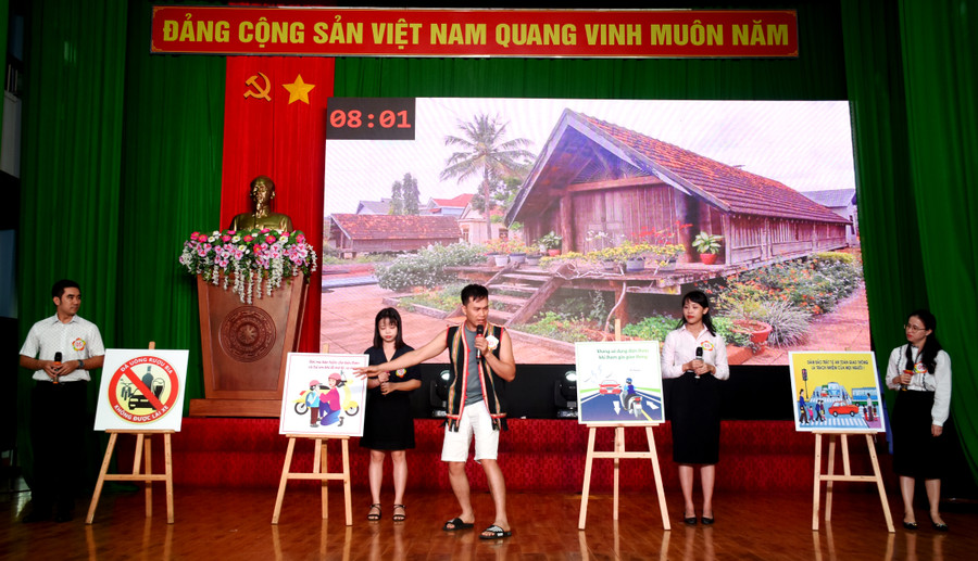 Phần thi chào hỏi của Công đoàn Viên chức tỉnh được Ban tổ chức trao giải ấn tượng nhất Hội thi. Ảnh: Đinh Yến