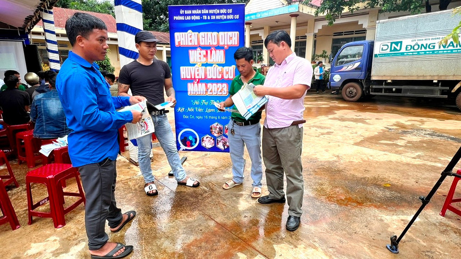 Người lao động xã Ia Dơk tìm hiểu thị trường việc làm trong, ngoài nước. Ảnh: Đinh Yến