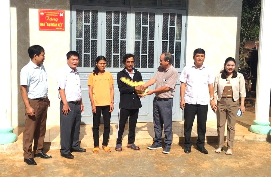Lãnh đạo huyện Đak Đoa và Tập đoàn HAGL trao nhà "Đại Đoàn kết" cho hộ nghèo. Ảnh: Thanh Tuấn Lãnh đạo huyện Đak Đoa và Tập đoàn HAGL trao nhà "Đại Đoàn kết" cho hộ nghèo. Ảnh: Thanh Tuấn