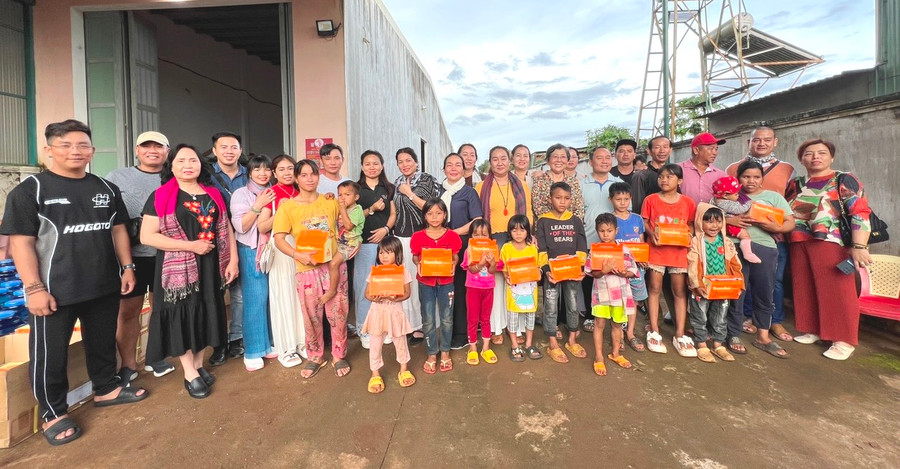 Gia đình bà Nguyễn Thị Ngọc Mai tặng quà Tết Trung thu cho trẻ em làng O Ngó. Ảnh: Đinh Yến Gia đình bà Nguyễn Thị Ngọc Mai tặng quà Tết Trung thu cho trẻ em làng O Ngó. Ảnh: Đinh Yến