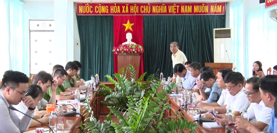 Đồng chí Vũ Mạnh Định (đứng)-Chủ tịch UBND huyện Đức Cơ, Trưởng Ban Chỉ đạo Đề án 06 kiến nghị về những bất cập khi triển khai Đề án 06 tại huyện. Ảnh: Thanh Tịnh