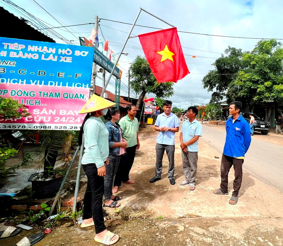 Phó Chủ tịch UBND xã Ia Piơr Hà Văn Tin (thứ 3 từ phải qua) trao đổi với Ban Nhân dân thôn 6 về tổ chức Tết Độc lập. Ảnh: Đinh Yến Phó Chủ tịch UBND xã Ia Piơr Hà Văn Tin (thứ 3 từ phải qua) trao đổi với Ban Nhân dân thôn 6 về tổ chức Tết Độc lập. Ảnh: Đinh Yến