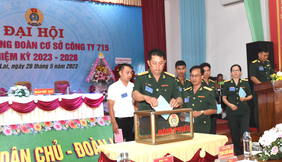 Các đại biểu bỏ phiếu bầu Ban chấp hành khóa mới 2023-2028. Ảnh: Đinh Yến Các đại biểu bỏ phiếu bầu Ban chấp hành khóa mới 2023-2028. Ảnh: Đinh Yến