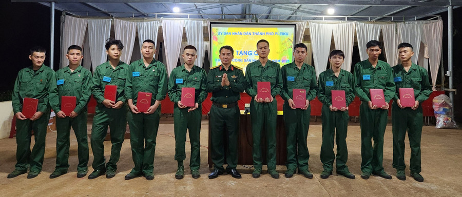 Lãnh đạo Ban Chỉ huy quân sự TP. Pleiku tặng quà của UBND thành phố cho các tân binh sẵn sàng lên đường nhập ngũ năm 2023. Ảnh: Đinh Yến