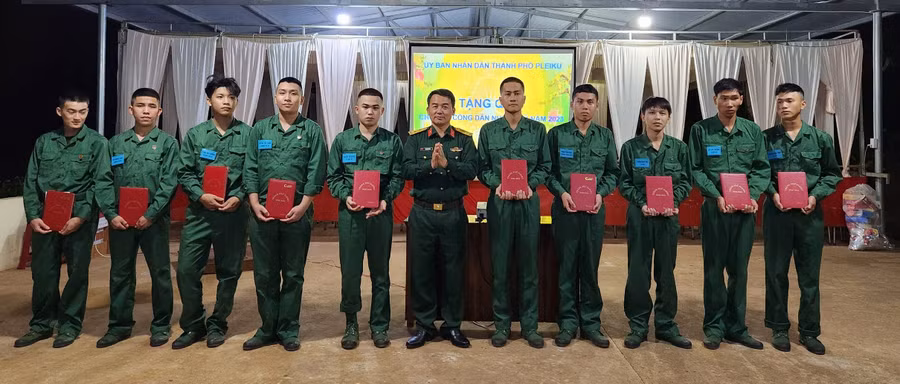 Lãnh đạo Ban Chỉ huy quân sự TP. Pleiku tặng quà của UBND thành phố cho các tân binh sẵn sàng lên đường nhập ngũ năm 2023. Ảnh: Đinh Yến