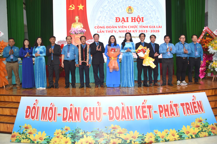 Ban chấp hành Công đoàn Viên chức tỉnh khóa V, nhiệm kỳ 2023-2028 ra mắt. Ảnh. Đinh Yến