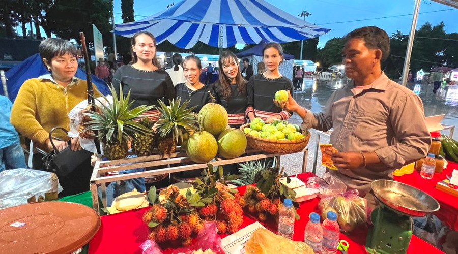 Hội viên và người dân mua sắm tại Phiên chợ. Ảnh: Đinh Yến Hội viên và người dân mua sắm tại Phiên chợ. Ảnh: Đinh Yến