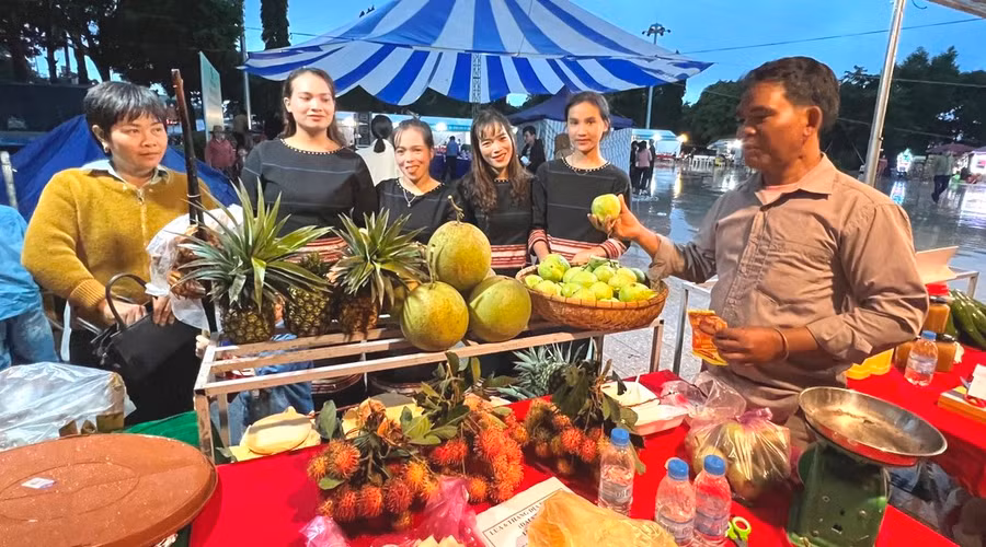 Hội viên và người dân mua sắm tại Phiên chợ. Ảnh: Đinh Yến