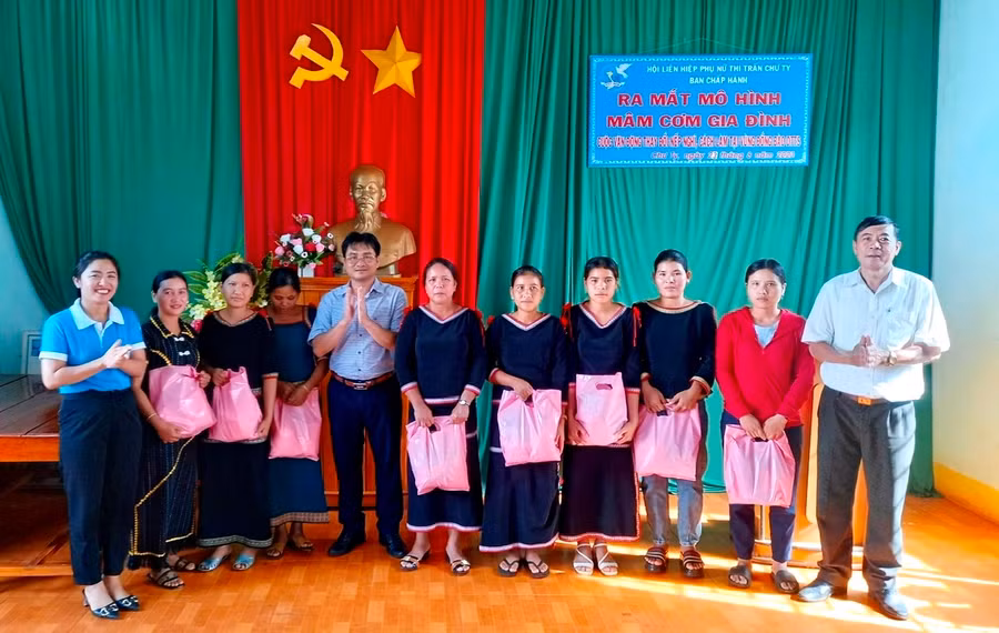 Các thành viên tham gia mô hình "Mâm cơm gia đình" làng Trol Đeng ra mắt tại buổi lễ. Ảnh: Thanh Tịnh