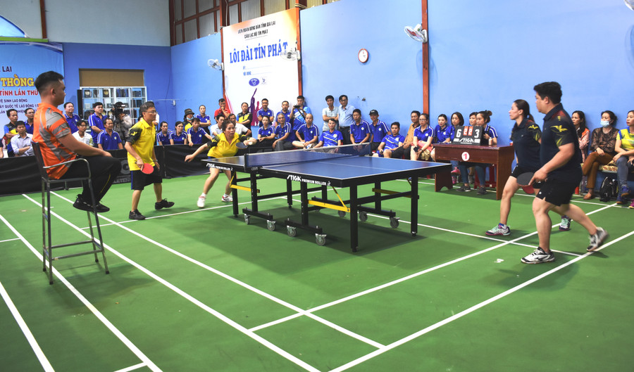 Vận động viên ở nội dung đôi nam-nữ tranh tài nhất, nhì. Ảnh. Đinh Yến Vận động viên ở nội dung đôi nam-nữ tranh tài nhất, nhì. Ảnh. Đinh Yến