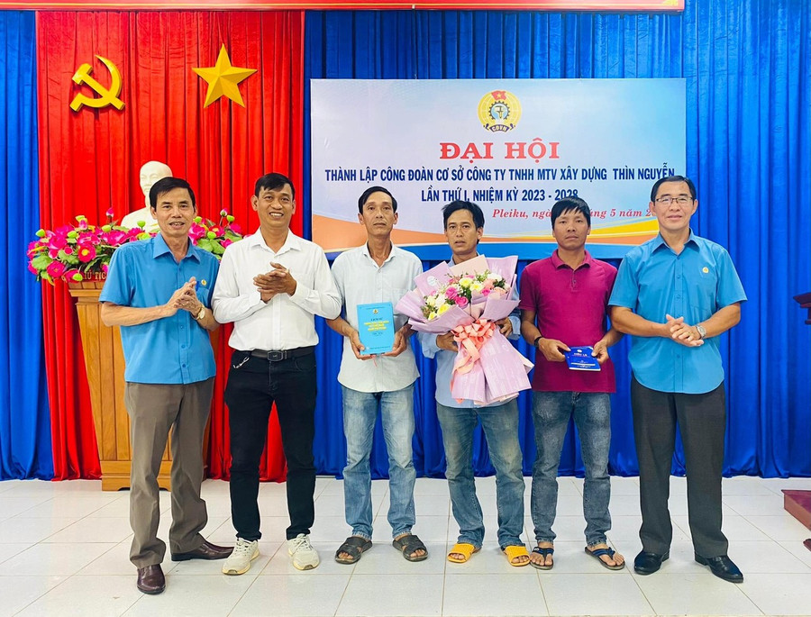 Ra mắt Ban chấp hành CĐCS Công ty TNHH một thành viên Thìn Nguyễn lần thứ I, nhiệm kỳ 2023-2028. Ảnh: Đinh Yến Ra mắt Ban chấp hành CĐCS Công ty TNHH một thành viên Thìn Nguyễn lần thứ I, nhiệm kỳ 2023-2028. Ảnh: Đinh Yến