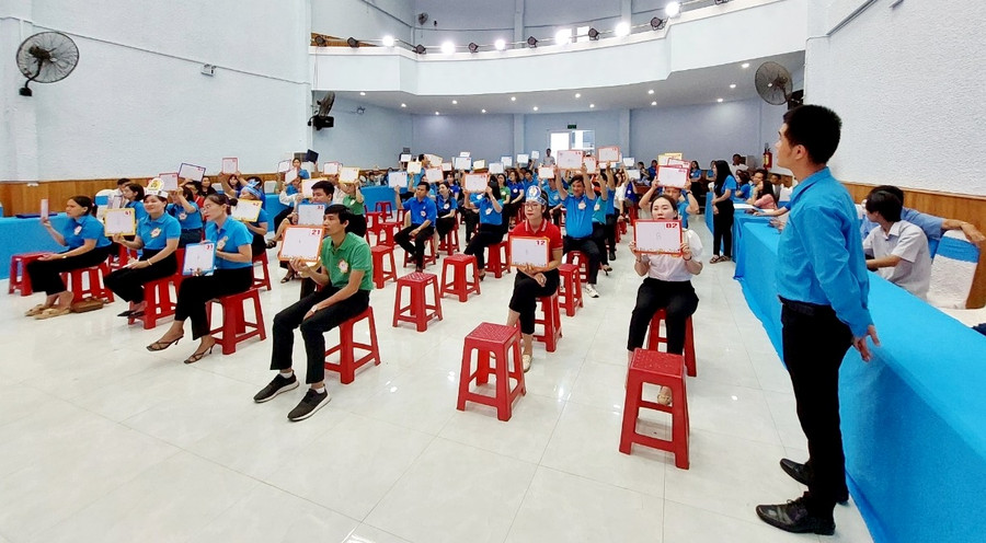 Các Đội tham gia phần thi kiến thức của Hội thi. Ảnh: Đinh Yến