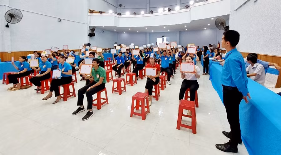 Các Đội tham gia phần thi kiến thức của Hội thi. Ảnh: Đinh Yến