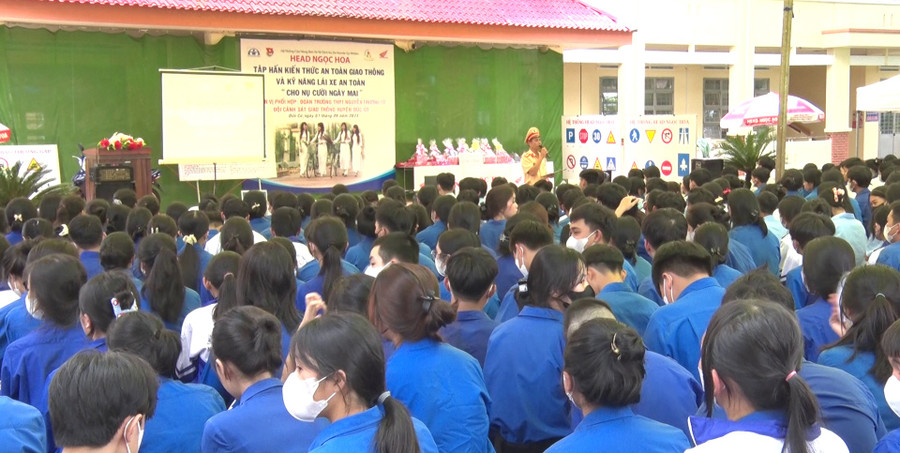 650 đoàn viên, thanh niên là học sinh trường THPT Nguyễn Trường Tộ huyện Đức Cơ được tập huấn kiến thức an toàn giao thông và kỹ năng lái xe an toàn. Ảnh: Đinh Yến 650 đoàn viên, thanh niên là học sinh trường THPT Nguyễn Trường Tộ huyện Đức Cơ được tập huấn kiến thức an toàn giao thông và kỹ năng lái xe an toàn. Ảnh: Đinh Yến