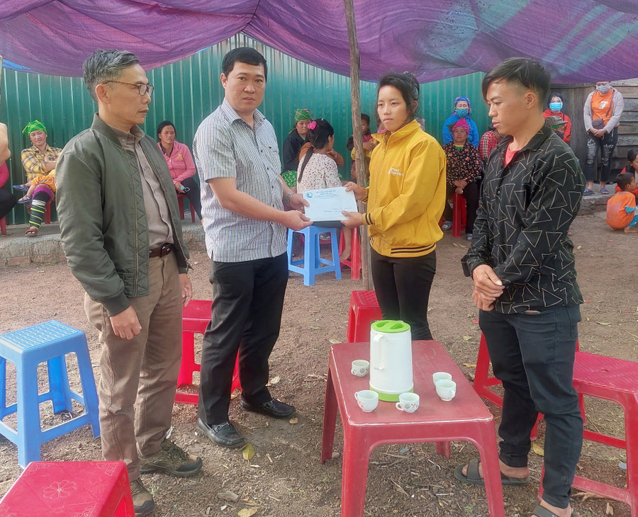 Ông Phạm Trần Anh (thứ 2 từ trái qua)-Phó Giám đốc Sở Lao động-Thương binh và Xã hội trao tiền hỗ trợ gia đình 3 cháu nhỏ bị đuối nước. Ảnh: Võ Quang Ông Phạm Trần Anh (thứ 2 từ trái qua)-Phó Giám đốc Sở Lao động-Thương binh và Xã hội trao tiền hỗ trợ gia đình 3 cháu nhỏ bị đuối nước. Ảnh: Võ Quang